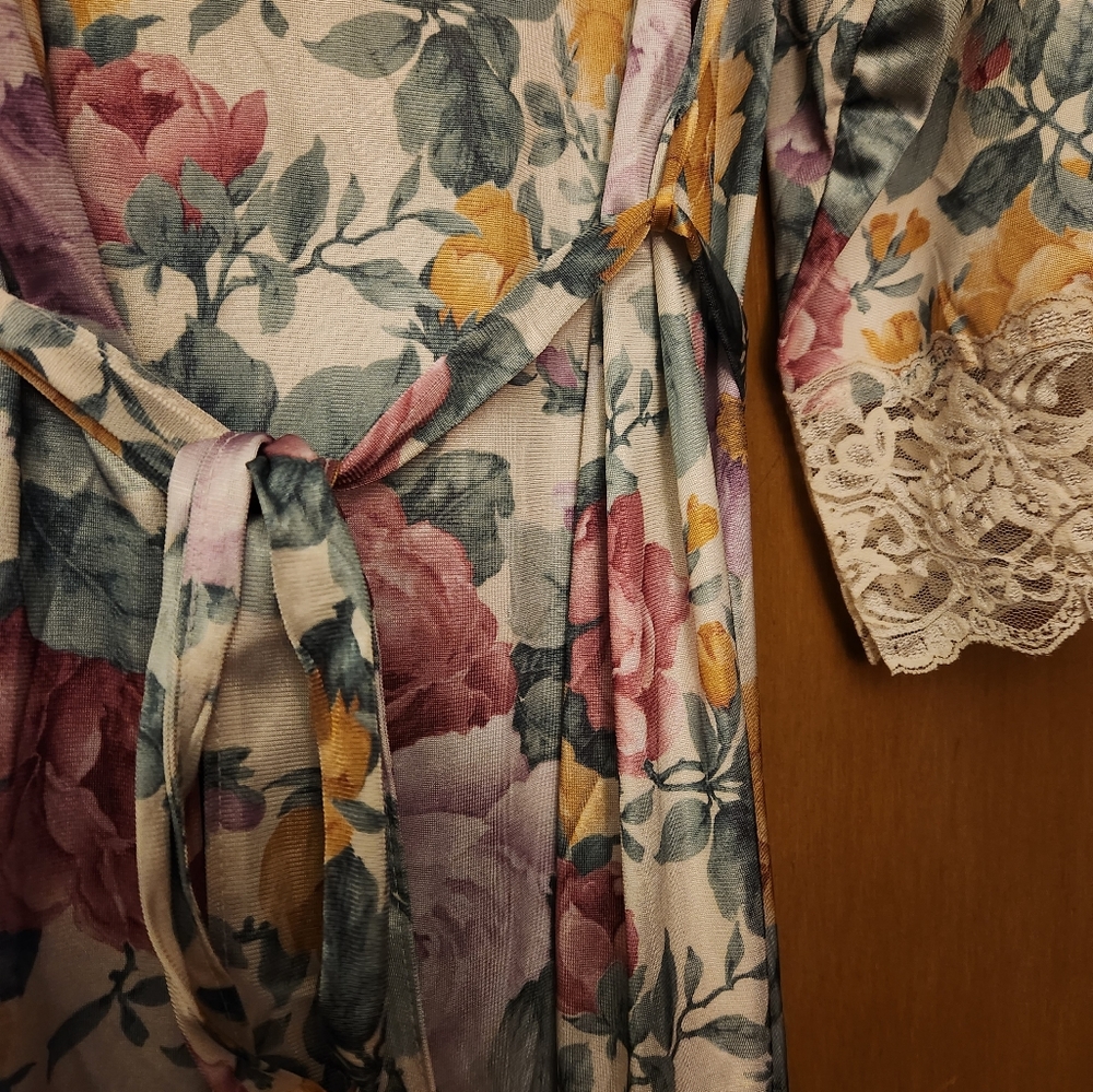Robe - Picture 2 of 2